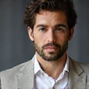 Ritratto di Luca Esposito, un uomo atletico di circa 30 anni, con un'espressione determinata e sana.